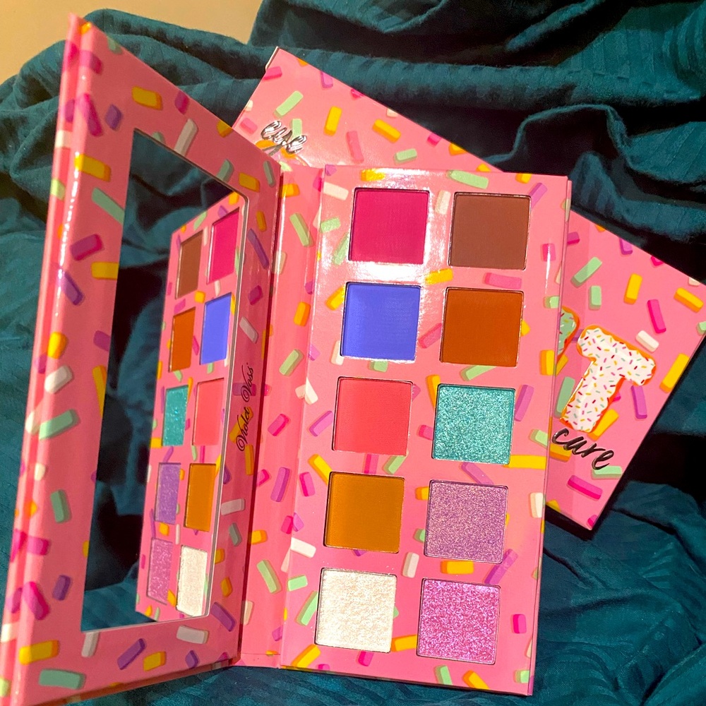Eyeshadow pallet - Picture 2 of 2